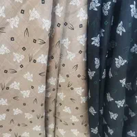 فروشنده اقا در پارچه فروشی