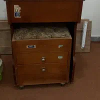 میز چرخ خیاطی با نشیمن مبلی و کشودار