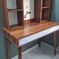 میز تحریر و کتابخانه