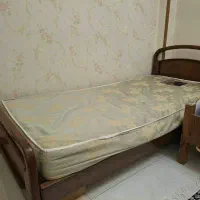 تخت چوبی محکم کارکرده، همراه خوشخواب