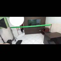 پرده سبز و پایه نگهدارنده آن