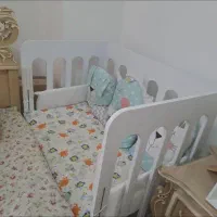 تخت کودک و کنار مادر