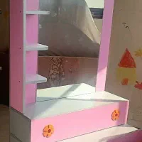 میز آرایش دخترانه تمیز و جنس خیلی خوب