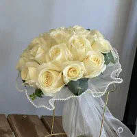 دسته گل عروس رز هلندی سفید خامه ای کد ۱۲۶۱ گلاریس