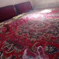 چندتا پشتی و دوتا قالیچه دست باف