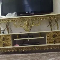 تلویزیون و میز زیرش