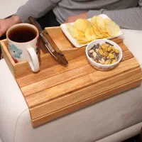 میز عسلی جا لیوانی روی دسته مبل طرح ایکیا