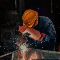 جوشکار و یک نفر کارگر ساده