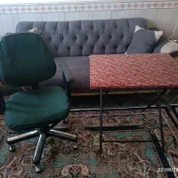 یک عدد میز تحریر و صندلی