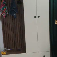 جاکفشی بغل اینه و جای نشمین دارد
