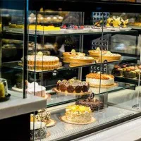 نیازمند فروشنده خانم و مرد