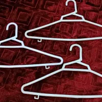 تعدادی چوبکاری و کاور لباس