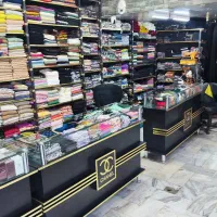 تعدادی شال و روسری بخاطر جمع اوری مغازه