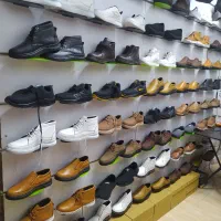 فروشنده پسر  کفش فروشی