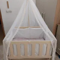 تخت کنار مادر گهواره ایی