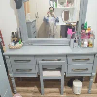 میز آرایش با اینه و صندلی