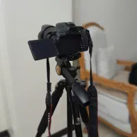 دوربین canon 700d و سه پایه Beike