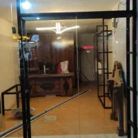 ویترین فلزی و پارتیشن و نیمکت