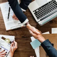 استخدام با بیمه فروشنده خانم جهت موبایل فروشی