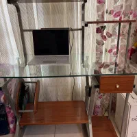 میز تحریر و کامپیوتر