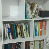 کتابخانه و میز