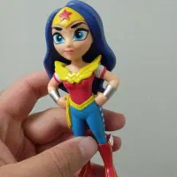 فیگور شخصیت کارتونی و مقداری وسایل