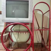 تلویزیون توشیبا بیست و هشت و میز فلزی وبوفه