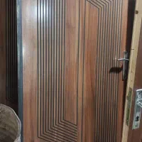درب اتاقی با چهار چوبی  فلزی و قفل سویچی
