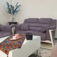 مبل ۷ نفره و میز جلوی مبل سفید
