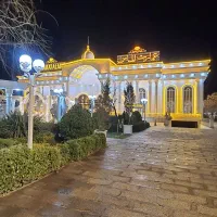 کارگر تالار رستوران اقا و خانم