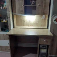 میز تحریر، تخت و کمد و فرش اتاق بچه