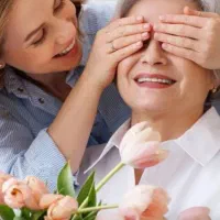 پرستار خانم. پرستاری از مادر
