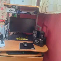 میز کامپیوتر تمیز و سالم