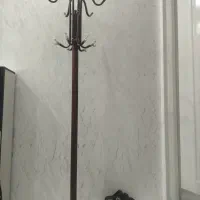 جا لباسی ایستاده