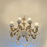 لوستر ۸ شاخه برنجی برنزی سرامیکی با لاله و آویز