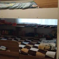 تخت خواب دوطبقه به همراه تخت مهمان در پایین تخت|تخت و سرویس خواب|لاهیجان, کوی زمانی|دیوار