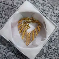 باسلام یک عدد گردن بند زیبا وخوشگل