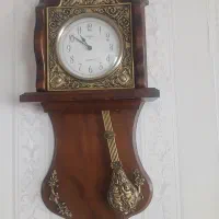 یک عدد ساعت دیواری چوبی شیک در حد نو