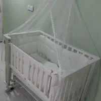 گهواره و تخت کنار مادر