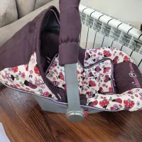 کریر به همراه تعدادی لباس نوزاد