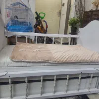 تخت کنار مادر