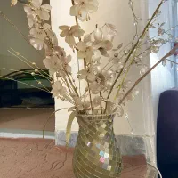 گلدان به همراه گل مصنوعی و‌ سینی طرحدار