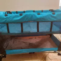 تخت و گهواره کنار تخت مادر