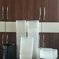 تعدادی ظروف پلاستیکی در دار سالم و تمیز