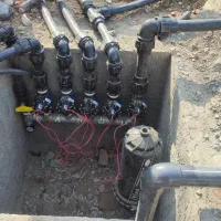 آبیاری قطره و بارانی باغ . فضای سبز . چمن