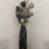 گلدان بلند کنارسالنی همراه با گل