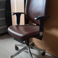صندلی چرخدار چرمی