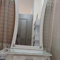 میز اتو     فنجان قهوه.  اینه