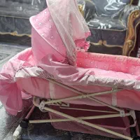 تخت کنار مادر