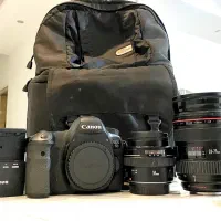 دوربین حرفه ای همراه با دو تا لنز و‌کیف